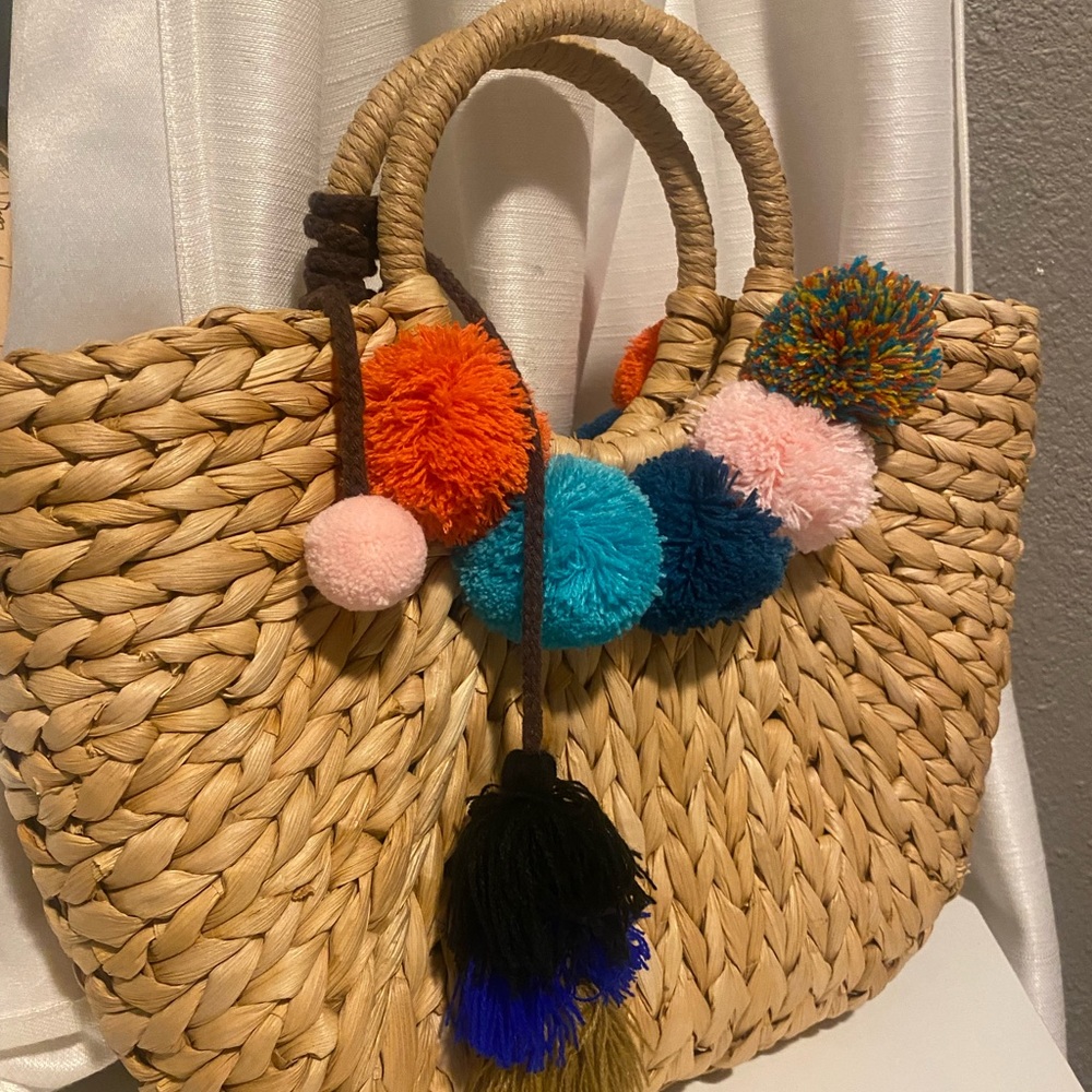 Very cute Easter ready bag ! Great for a picnic ! Never worn! 🧡💙💗❤️🧡💚💙💚🧡